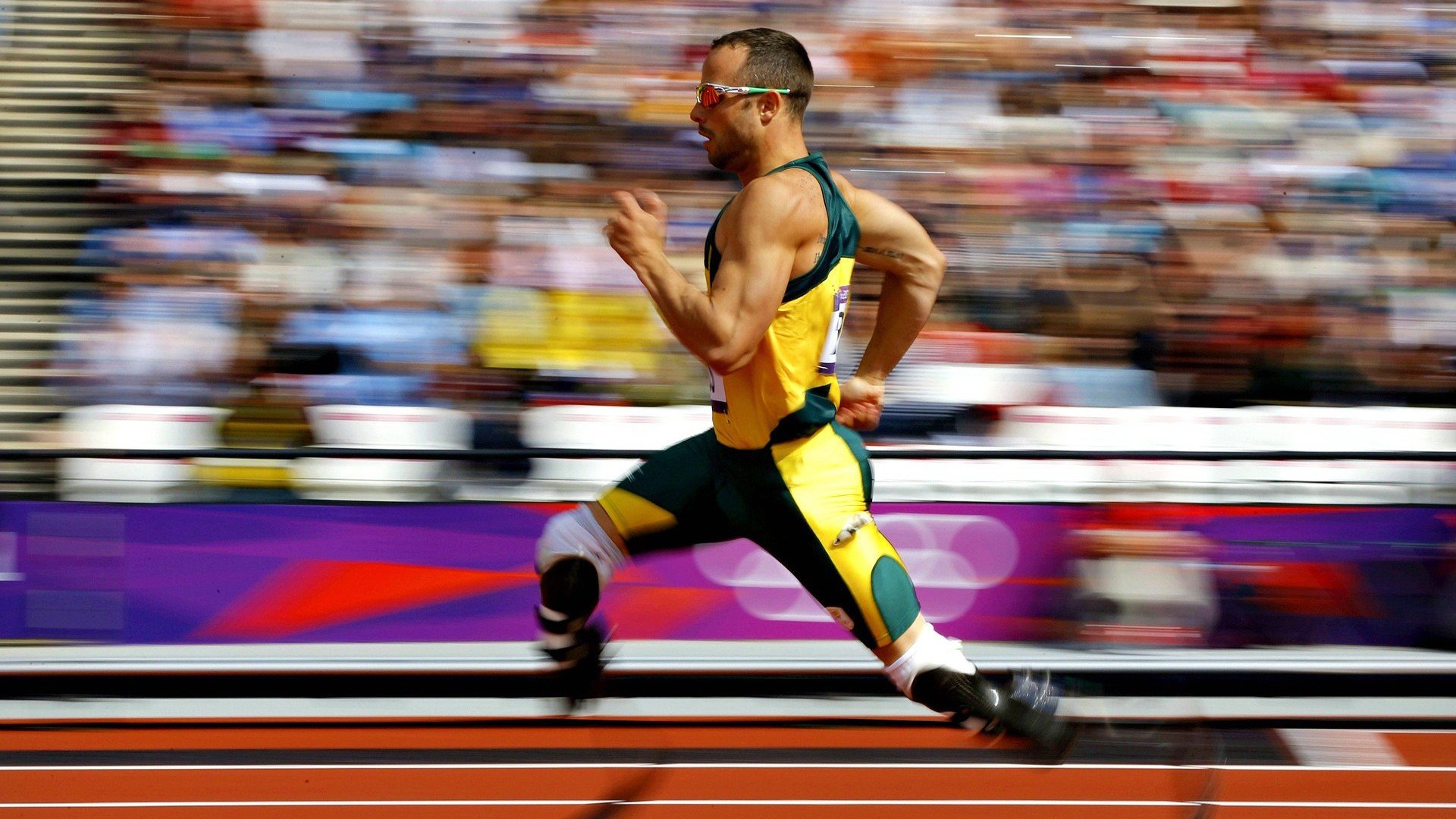 KAIYUN 中国大陆-伊朗门将扑球滑进雪堆消失3秒，观众惊呼“魔术门将”，伊朗队守门员